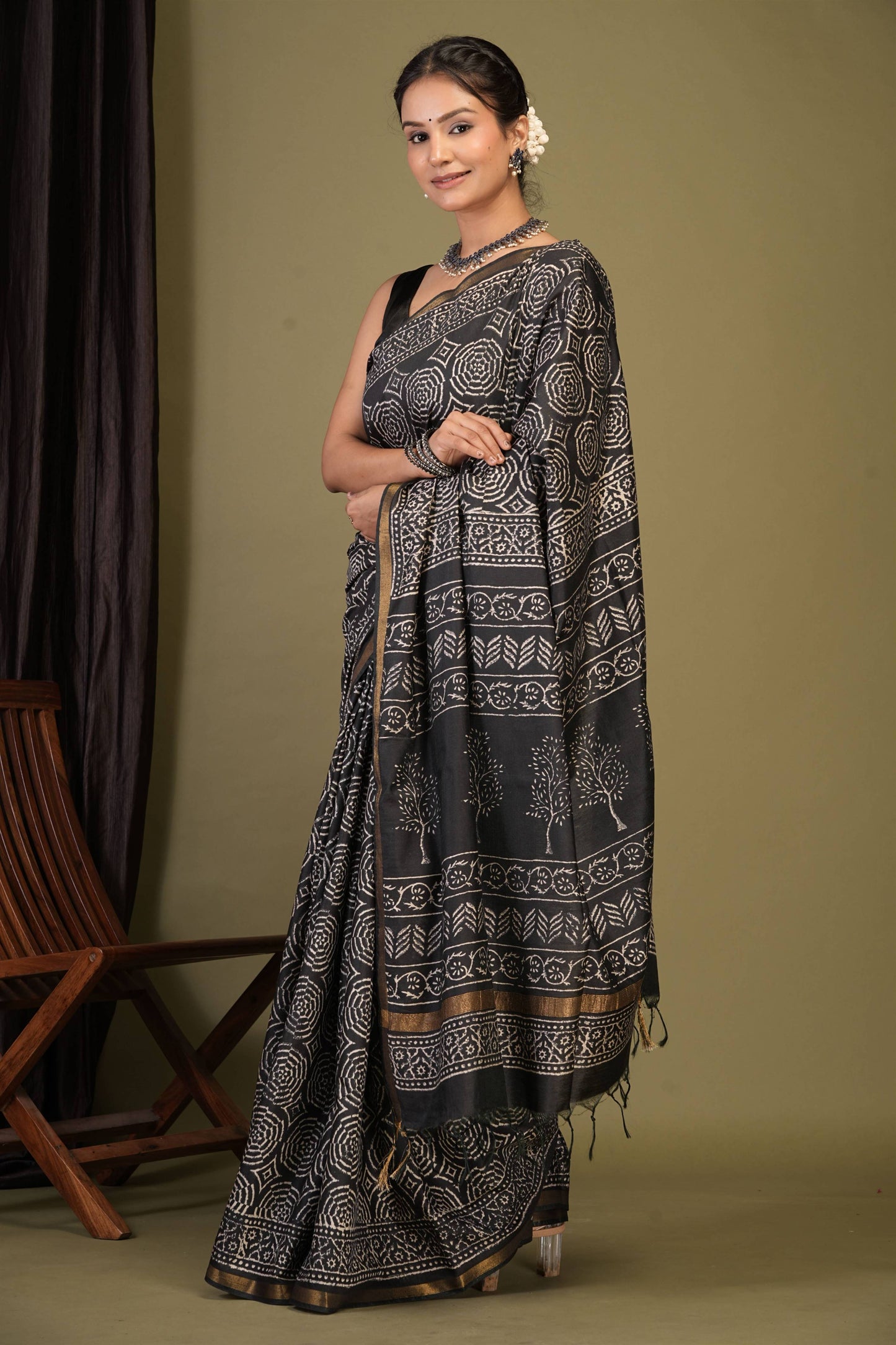 Anuttara Bhagalpuri Black Cotton Silk Abstract, Floral Saree with Unstitched Blouse_AFS1370-FS